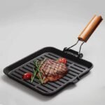 Bistecchiera ghisa quadrata griglia antiaderente manico legno piastra 24x24 cm - immagine 3