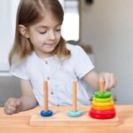 Gioco educativo montessori in legno 8 dischi anelli colorati impilabili a torre - immagine 3