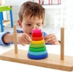 Gioco educativo montessori in legno 8 dischi anelli colorati impilabili a torre - immagine 4