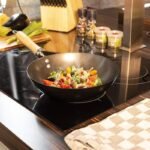 Wok Padella Alta diametro 28 cm acciaio brunito antiaderente manico in legno - immagine 4