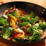 Wok Padella Alta diametro 28 cm acciaio brunito antiaderente 2 manici legno - immagine 4